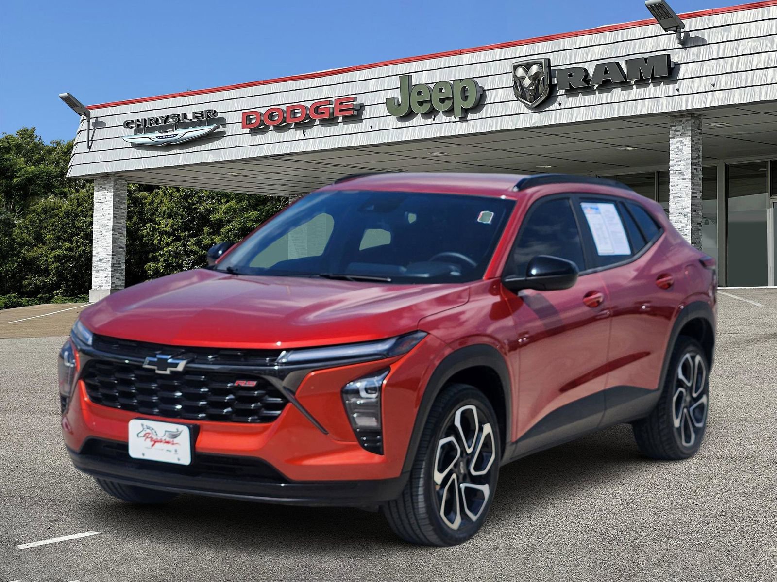 Used 2024 Chevrolet Trax RS FWD image 2