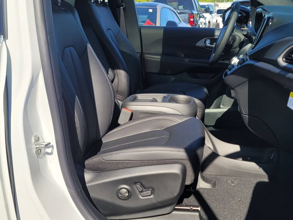 New 2027 Chrysler Pacifica Select w/ Family Tech Group AWD/4WD image 6