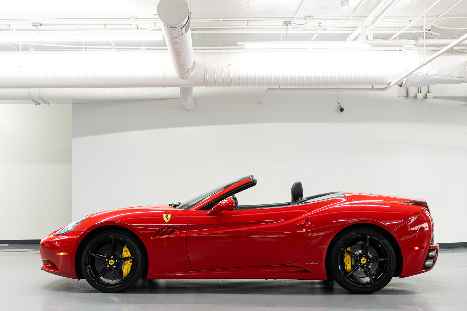 Used 2011 Ferrari California RWD image 3