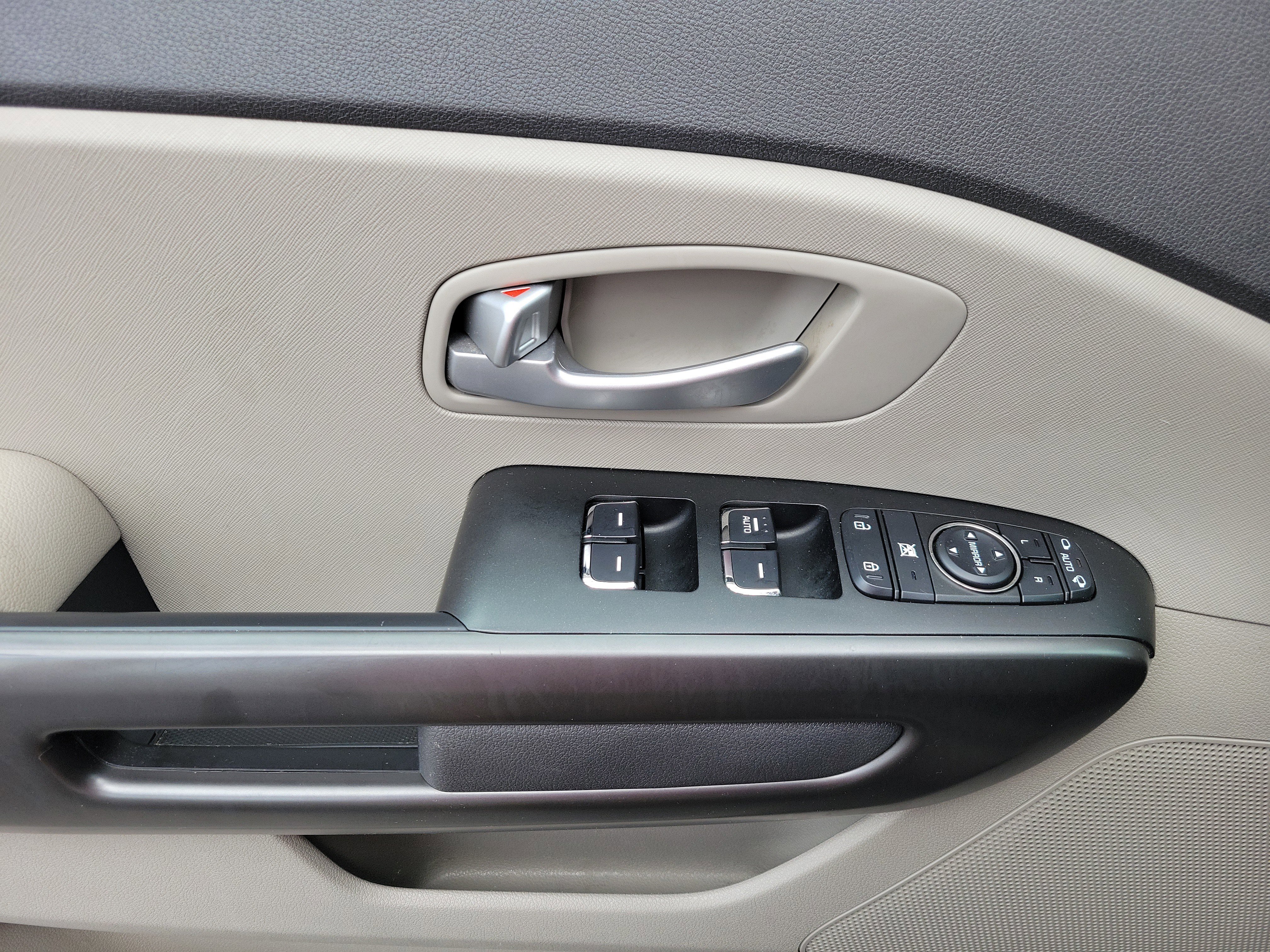 Used 2017 Kia Sedona LX w/ LX Essentials Premium Package FWD image 6