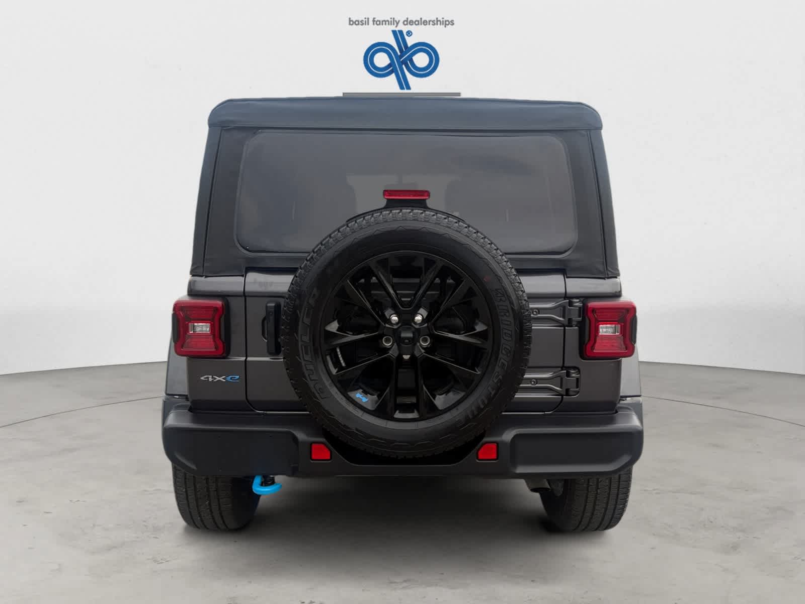 Used 2023 Jeep Wrangler Unlimited Sahara w/ Cold Weather Group AWD/4WD image 5
