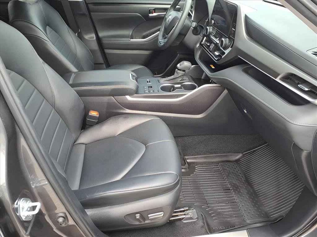Used 2024 Toyota Highlander XLE image 17