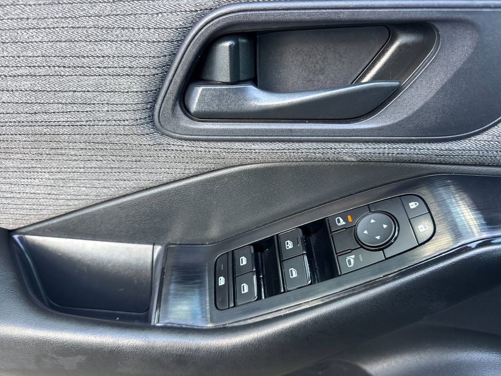 Used 2023 Nissan Rogue S AWD/4WD image 10