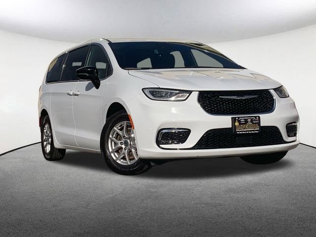 Used 2025 Chrysler Pacifica Select image 2