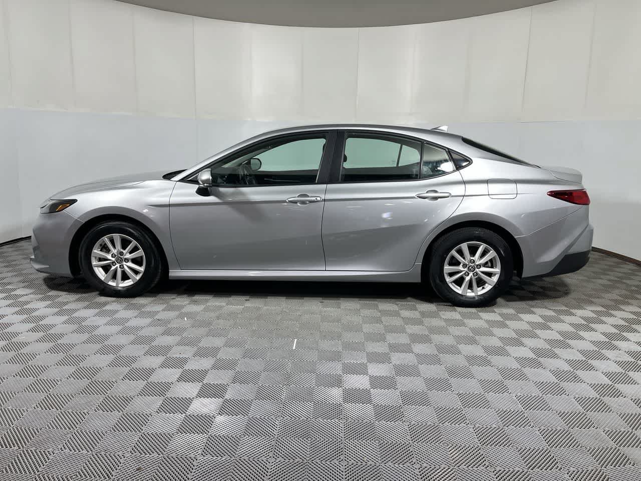 Used 2025 Toyota Camry LE FWD image 5