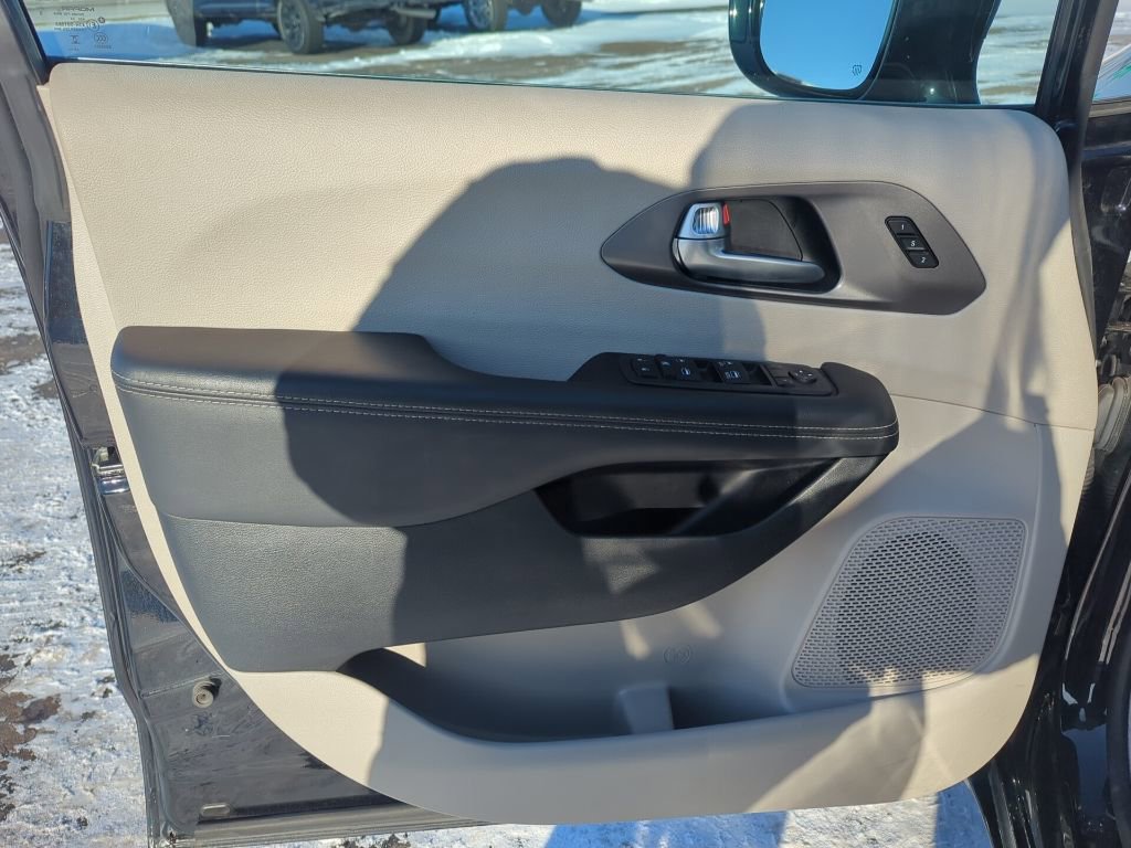 Used 2024 Chrysler Pacifica Touring-L image 31