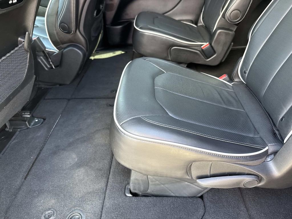 Used 2025 Chrysler Pacifica Limited image 13