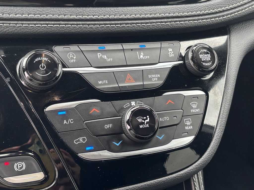 Used 2025 Chrysler Pacifica Limited FWD image 18