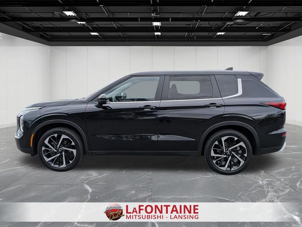 Used 2024 Mitsubishi Outlander SE AWD/4WD image 2