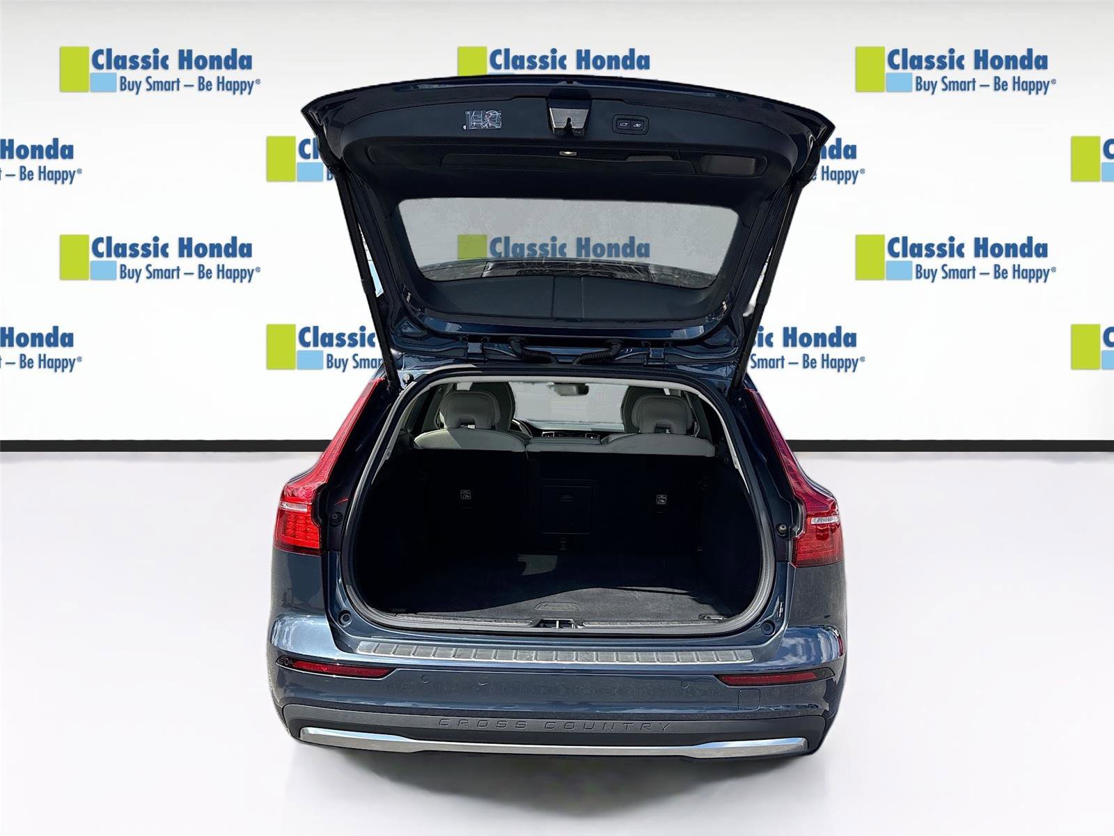 Used 2025 Volvo V60 B5 Cross Country Plus AWD/4WD image 30
