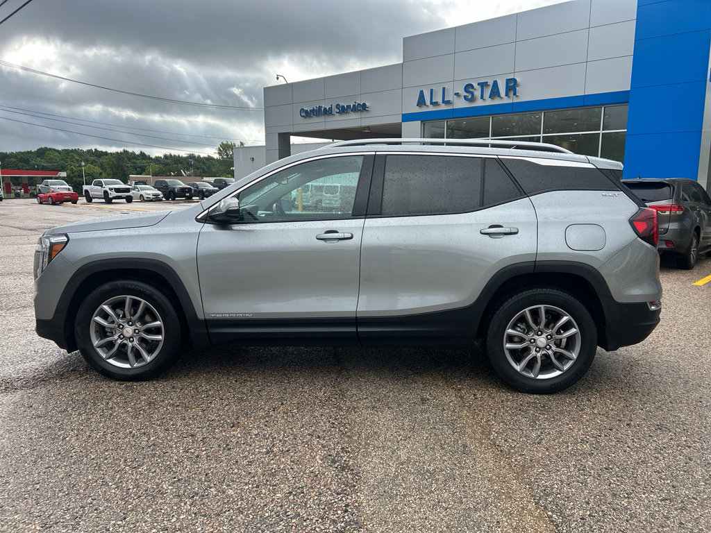 Used 2024 GMC Terrain SLT FWD image 2