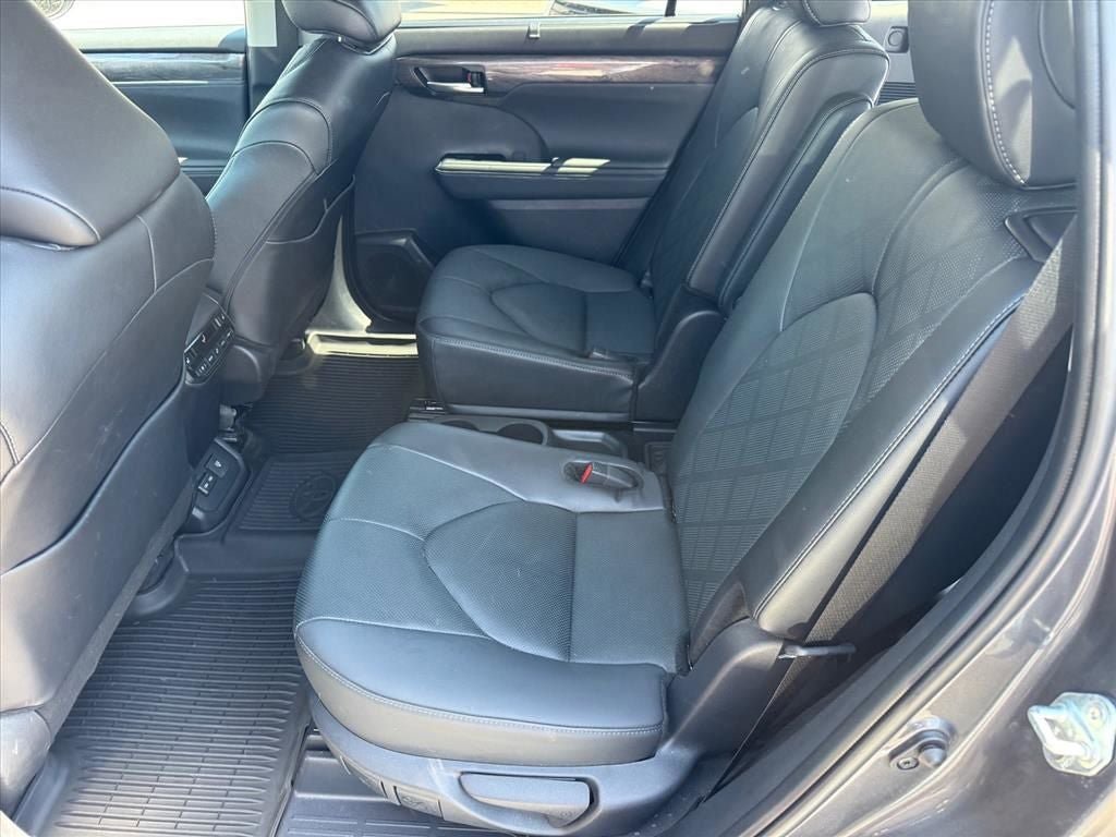 Used 2024 Toyota Highlander Platinum AWD/4WD image 13