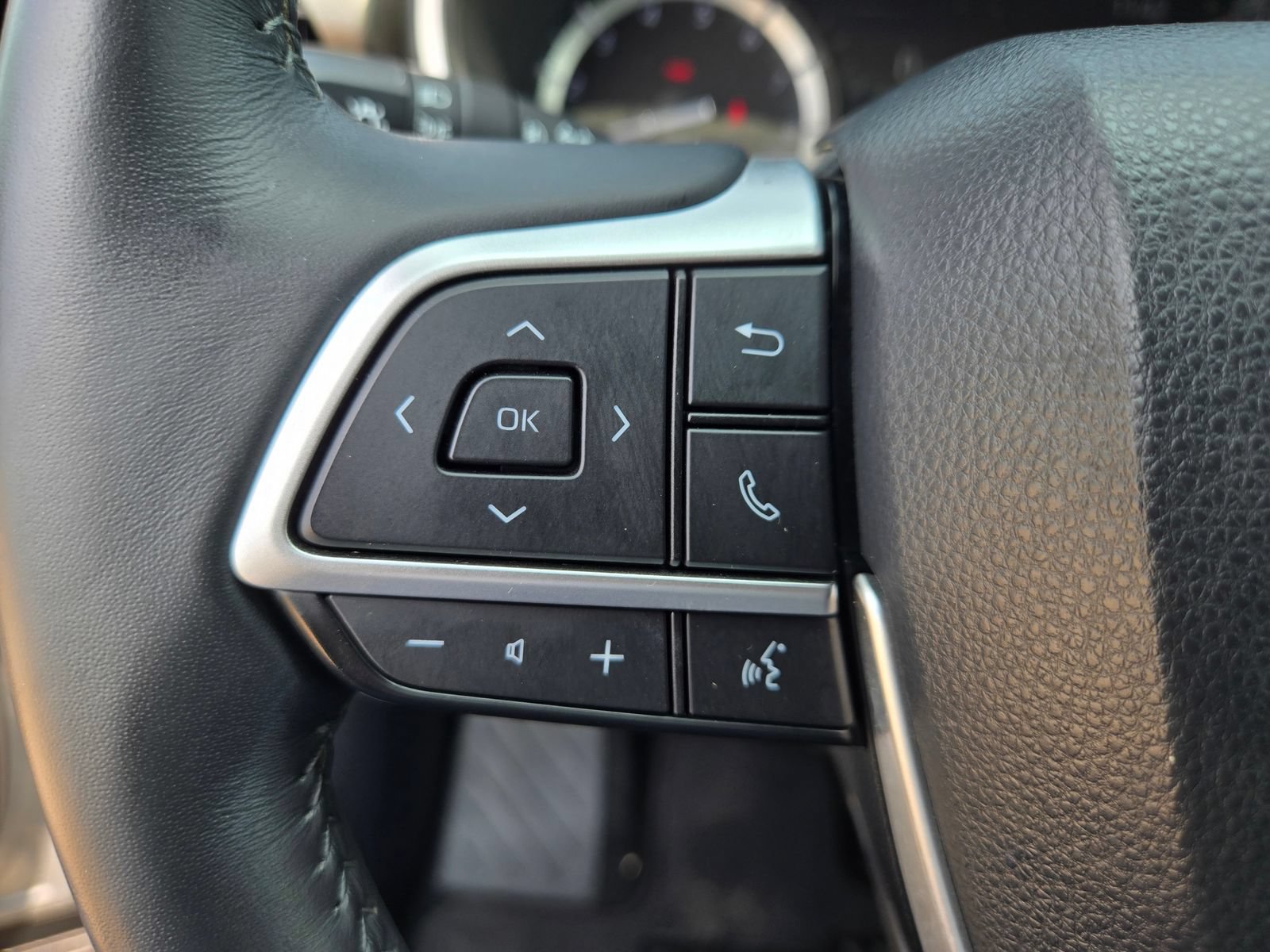 Used 2022 Toyota Highlander XLE FWD image 12