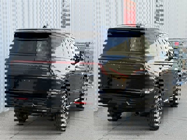 Used 2025 Lincoln Navigator Reserve image 4