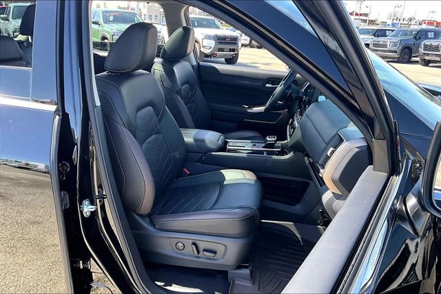 Certified 2025 Nissan Pathfinder Platinum w/ Cargo Package image 28