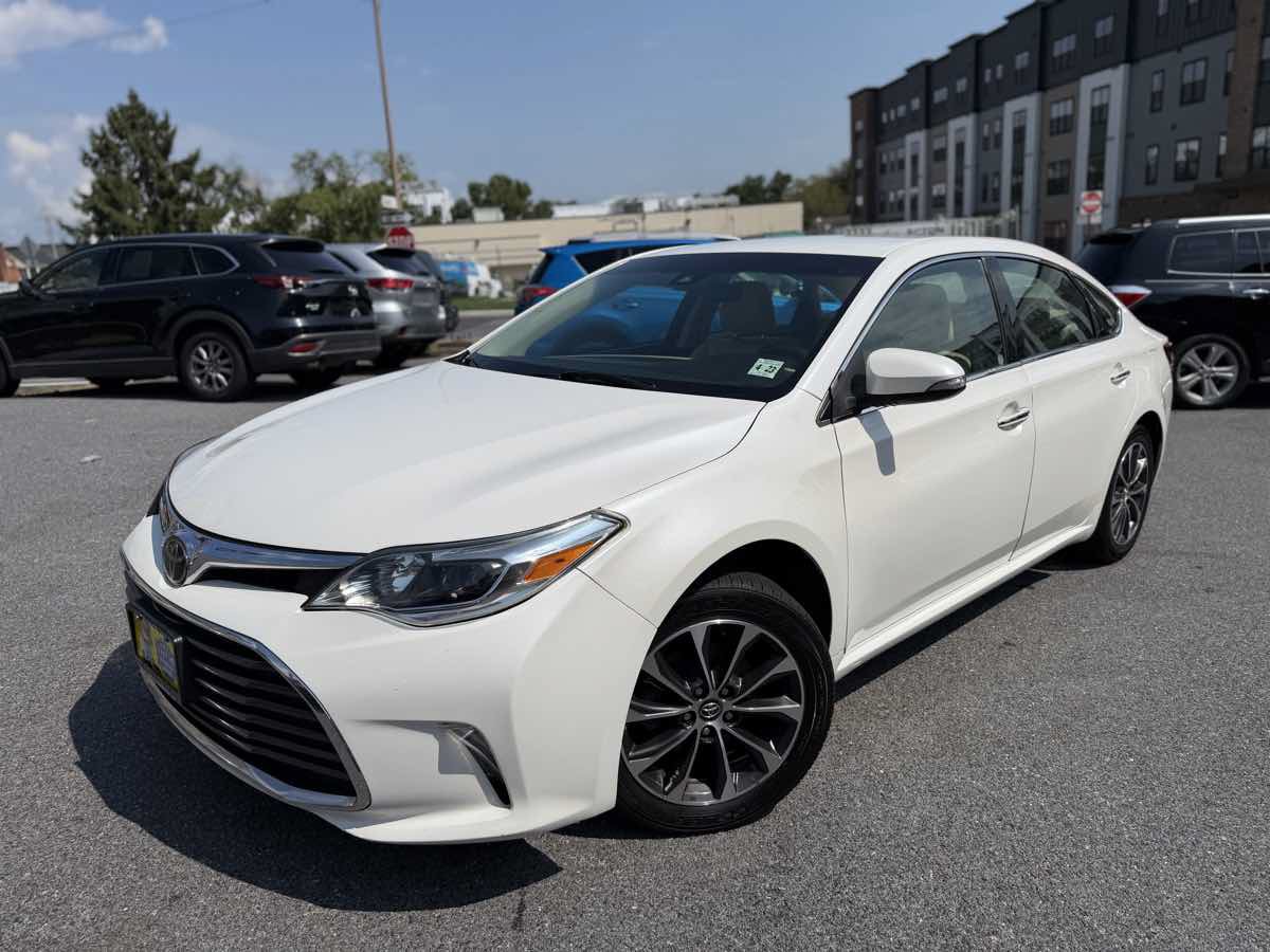 Used 2018 Toyota Avalon XLE w/ All Weather Liner Package FWD image 3