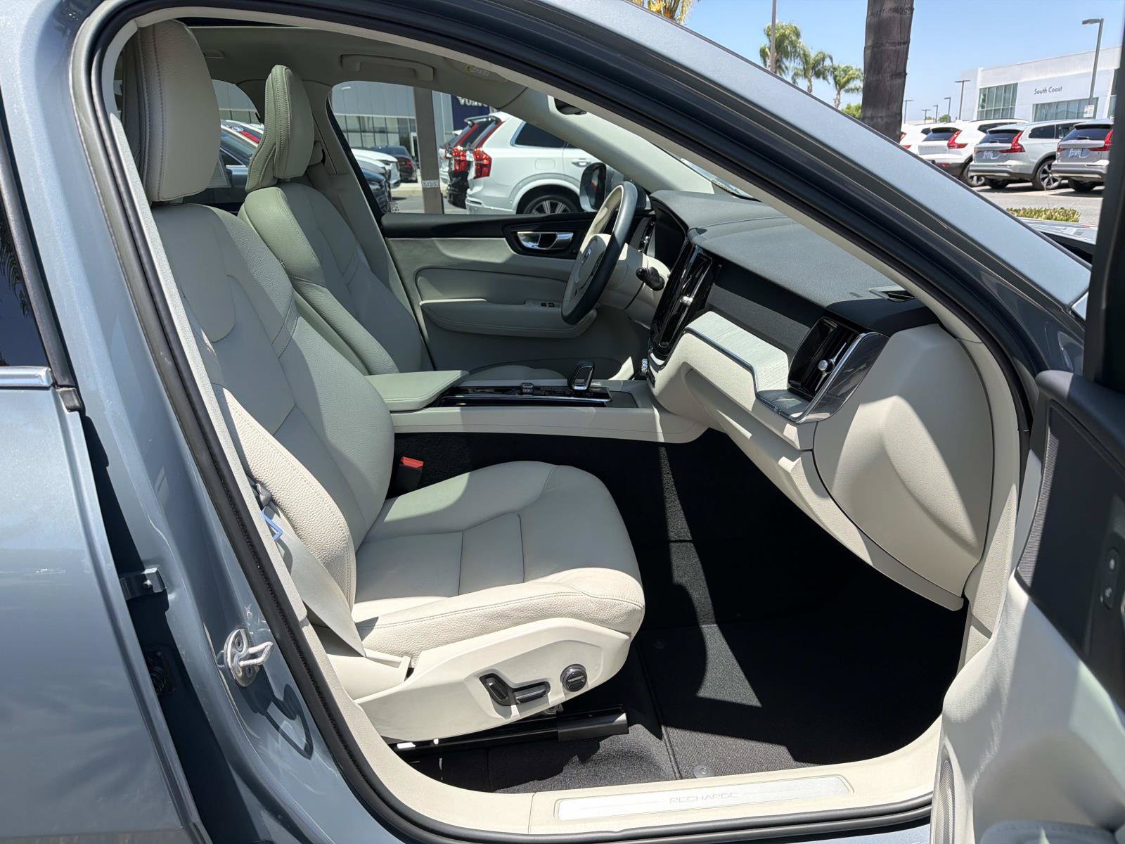 Certified 2023 Volvo XC60 T8 Plus AWD/4WD image 25