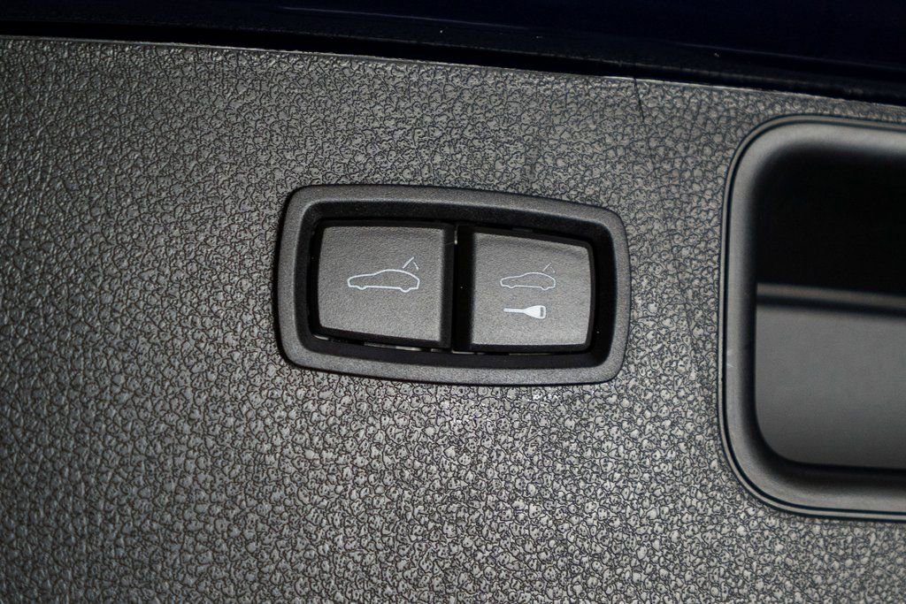 Certified 2025 Porsche Macan image 41