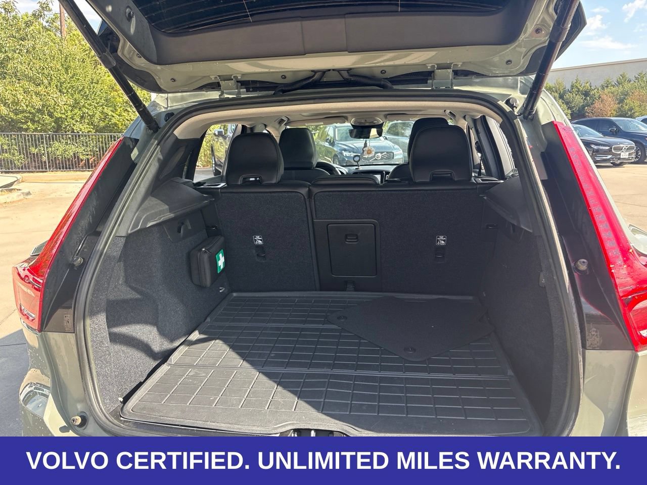 Certified 2023 Volvo XC40 B5 Plus w/ Driver Assist Package AWD/4WD image 12