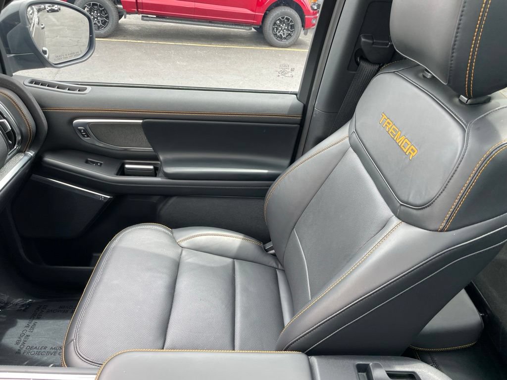 Used 2025 Ford Expedition Tremor AWD/4WD image 27