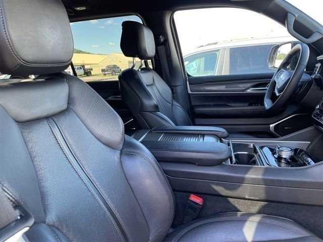 Used 2024 Jeep Wagoneer L Series II w/ Flexible Seating Group AWD/4WD image 8
