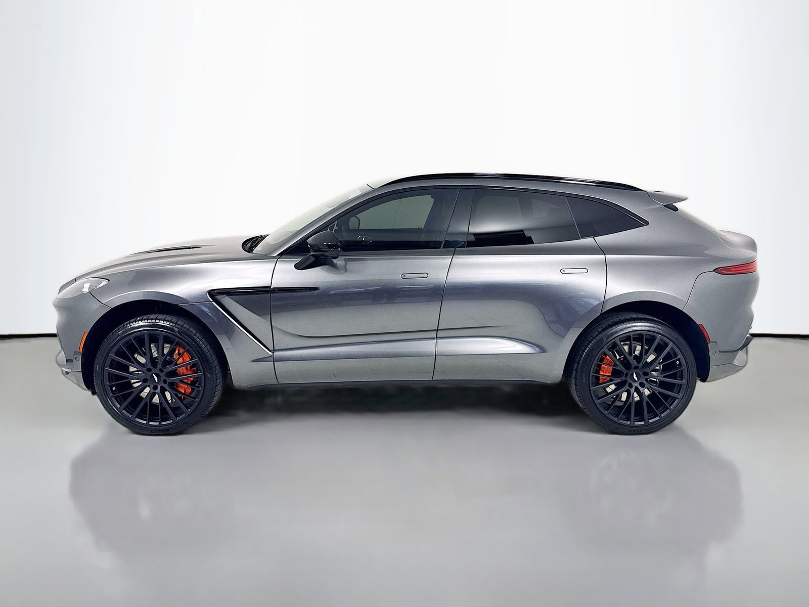 Used 2022 Aston Martin DBX image 4
