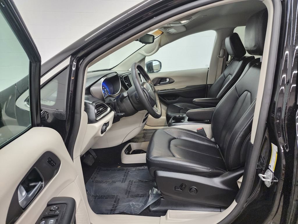 Used 2024 Chrysler Pacifica Touring-L FWD image 12