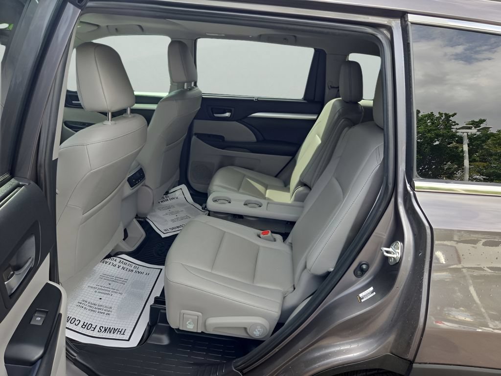 Used 2019 Toyota Highlander XLE w/ Carpet Mat Package (TMS) AWD/4WD image 14