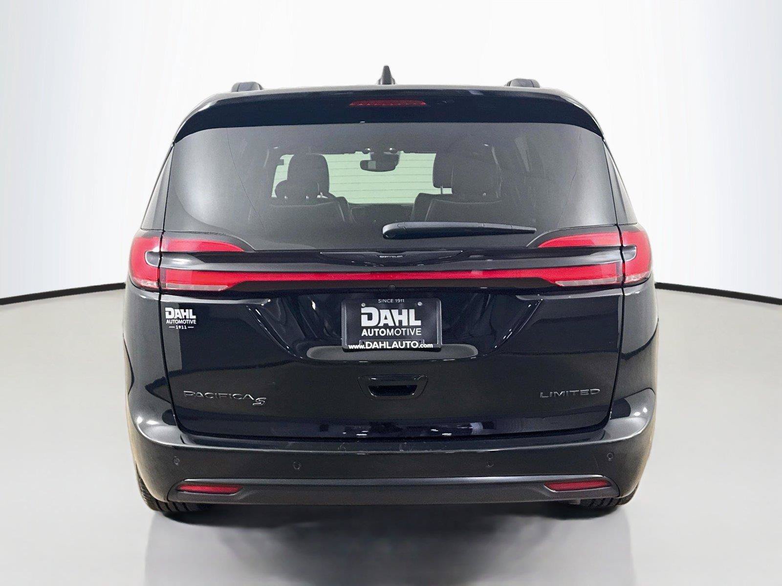 Used 2025 Chrysler Pacifica Limited FWD image 12