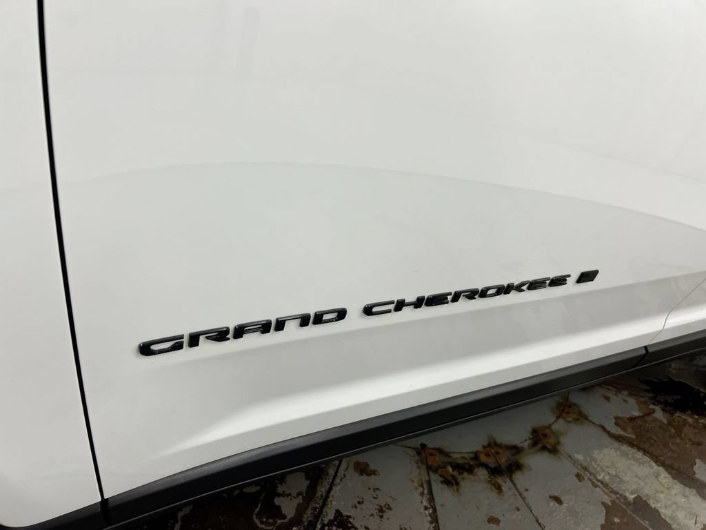 Used 2025 Jeep Grand Cherokee Altitude AWD/4WD image 25