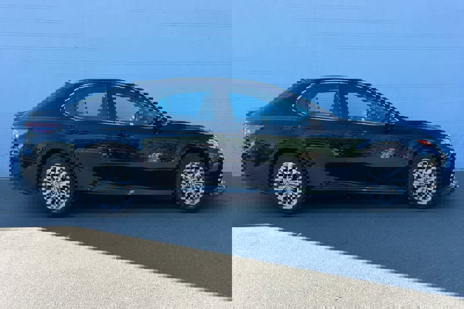 Used 2021 Toyota Camry LE image 9