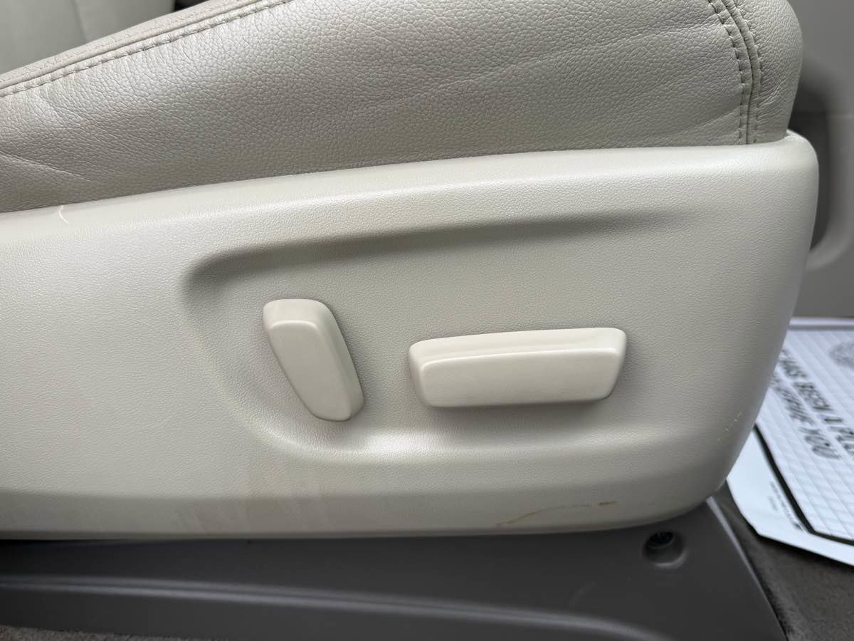 Used 2013 Toyota Sienna XLE image 32