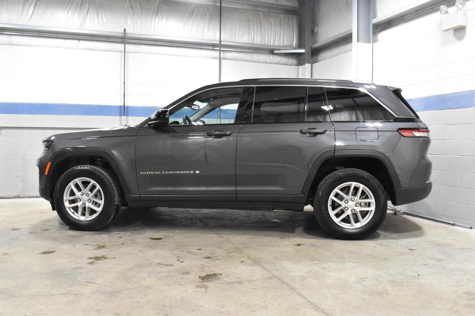 Used 2024 Jeep Grand Cherokee Laredo X AWD/4WD image 25
