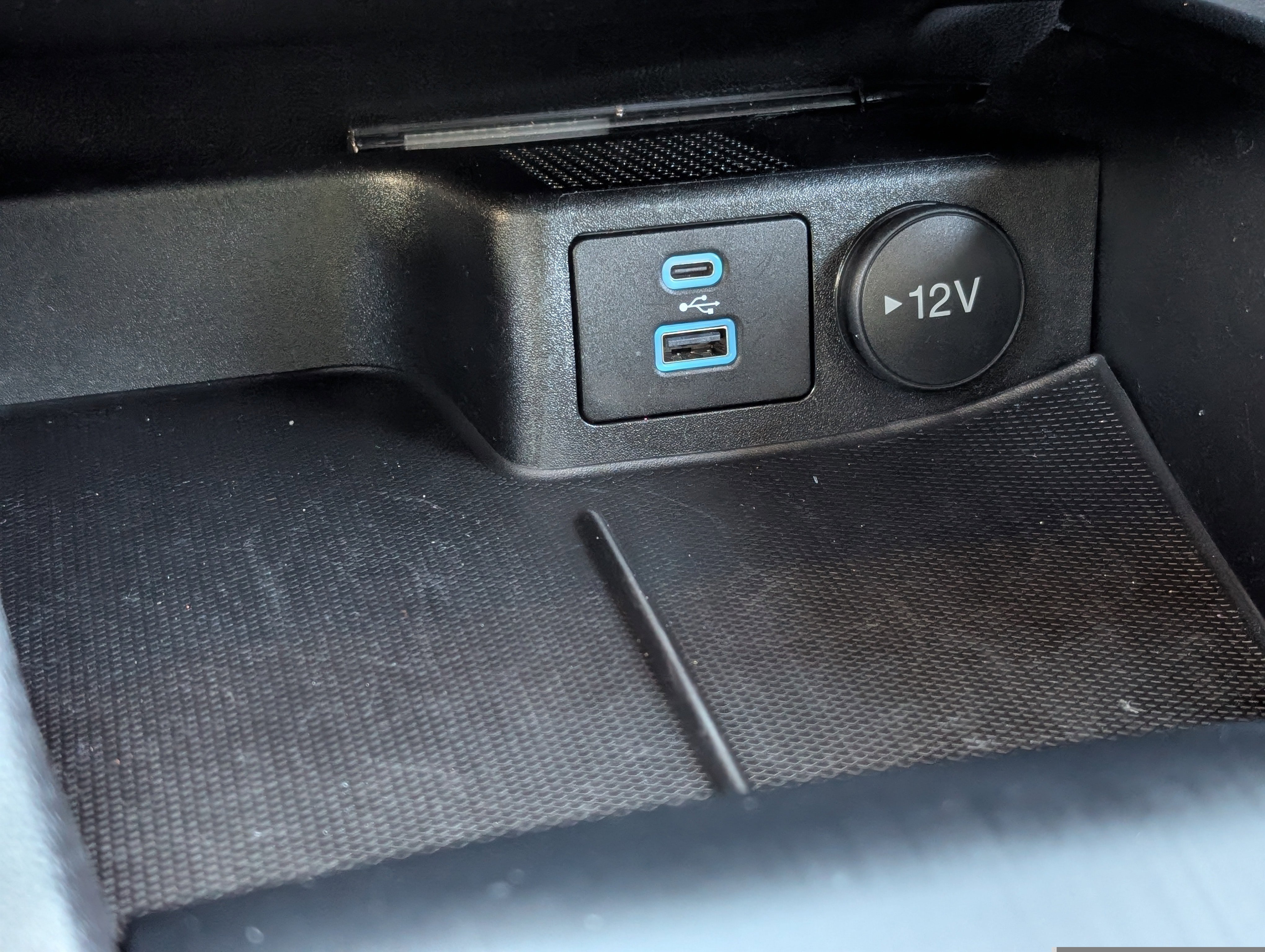 Used 2022 Ford Escape SE w/ SE Sport Appearance Package image 21