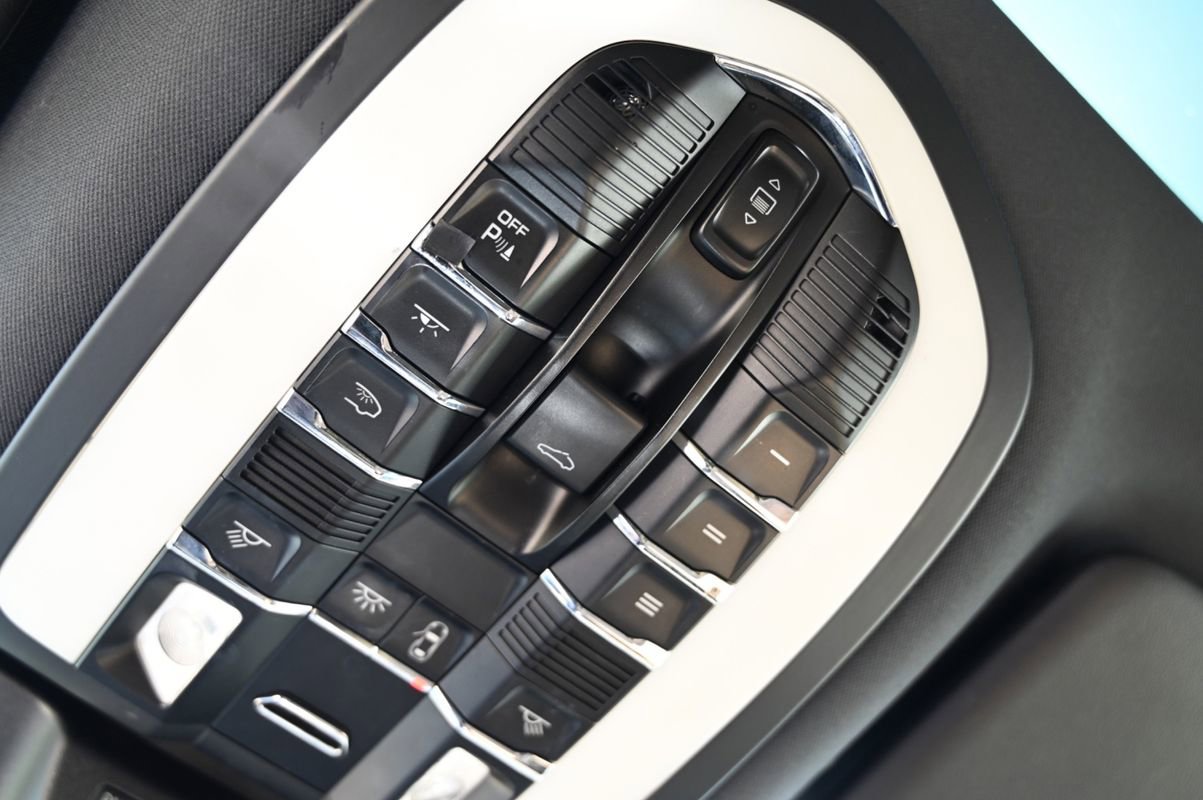 Used 2018 Porsche Macan S image 37