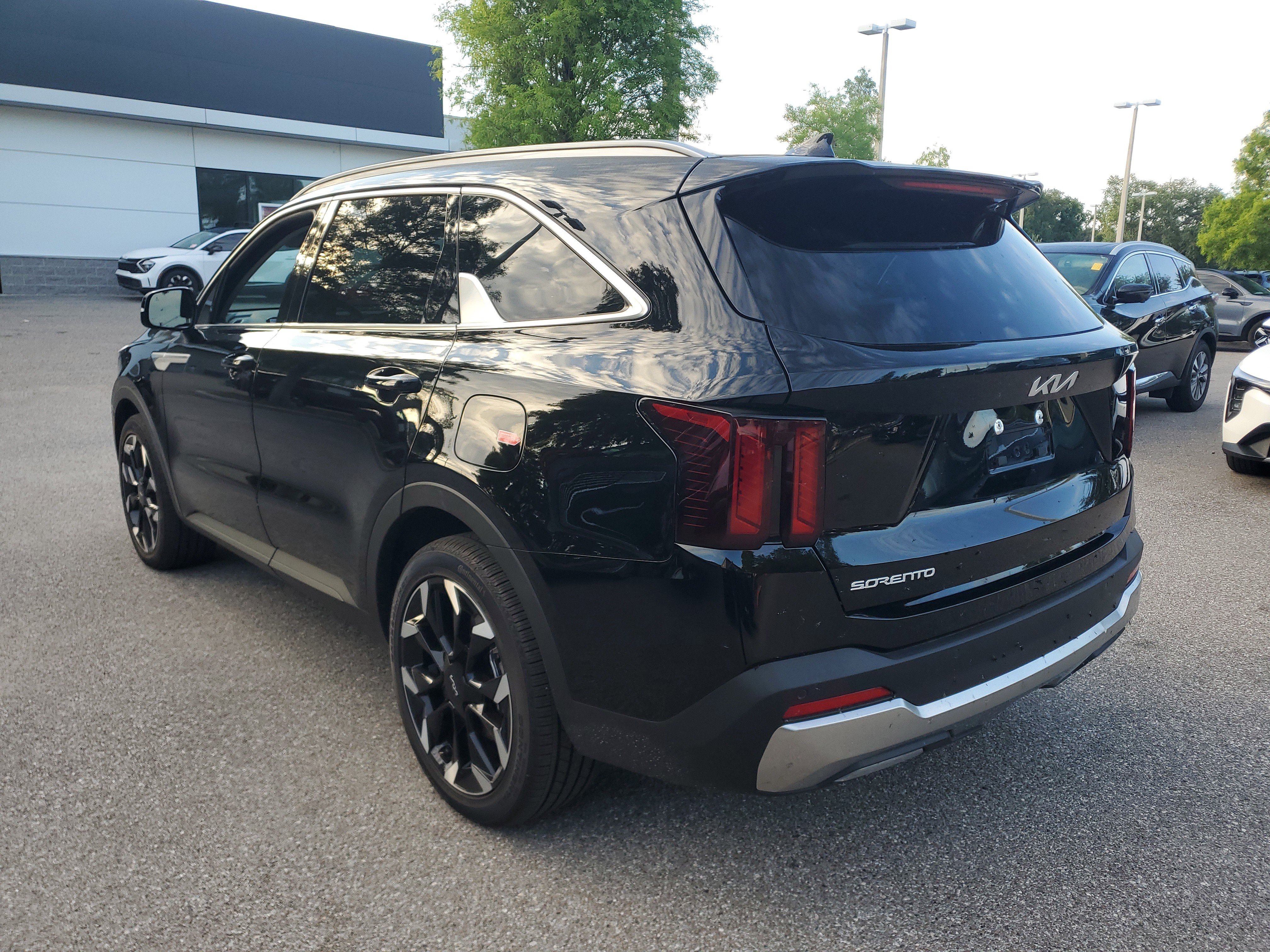 Certified 2025 Kia Sorento EX w/ Panoramic Sunroof Package FWD image 2
