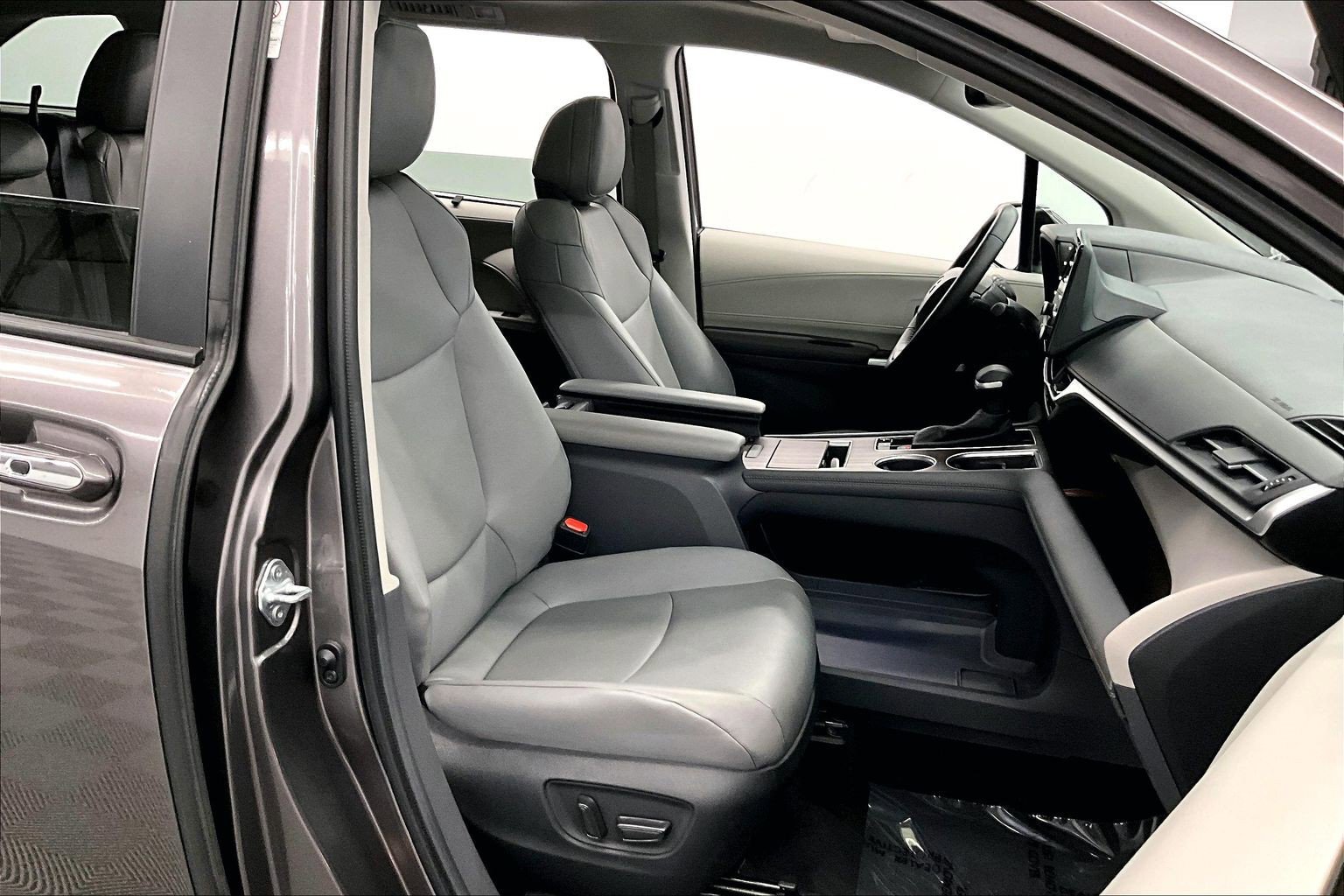 Used 2023 Toyota Sienna XLE FWD image 8