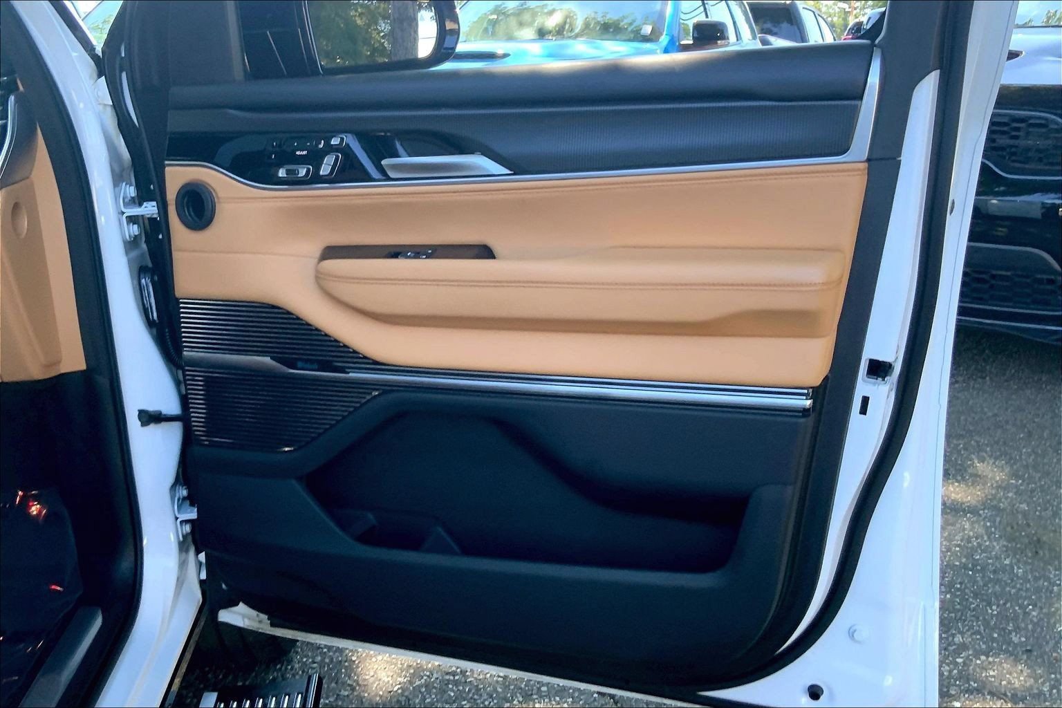 Certified 2025 Jeep Grand Wagoneer Series III w/ Rear Seat Video Group 1 AWD/4WD image 17