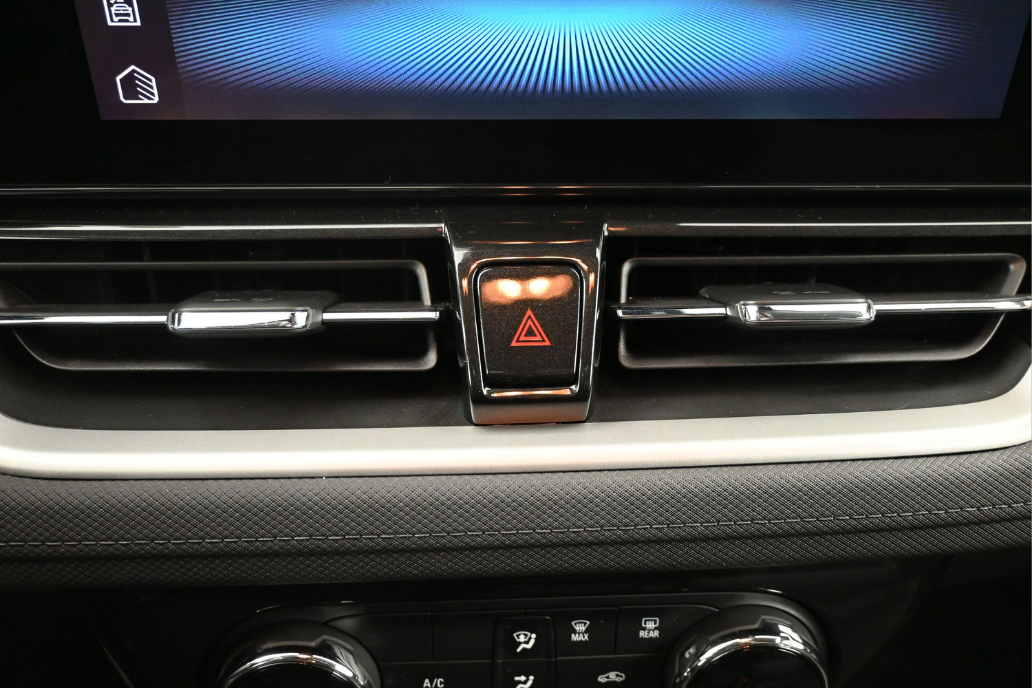 Used 2025 Chevrolet TrailBlazer LT AWD/4WD image 19