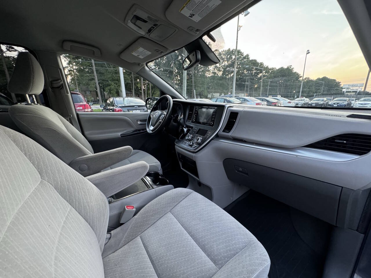 Used 2020 Toyota Sienna LE w/ LE Preferred Package FWD image 12