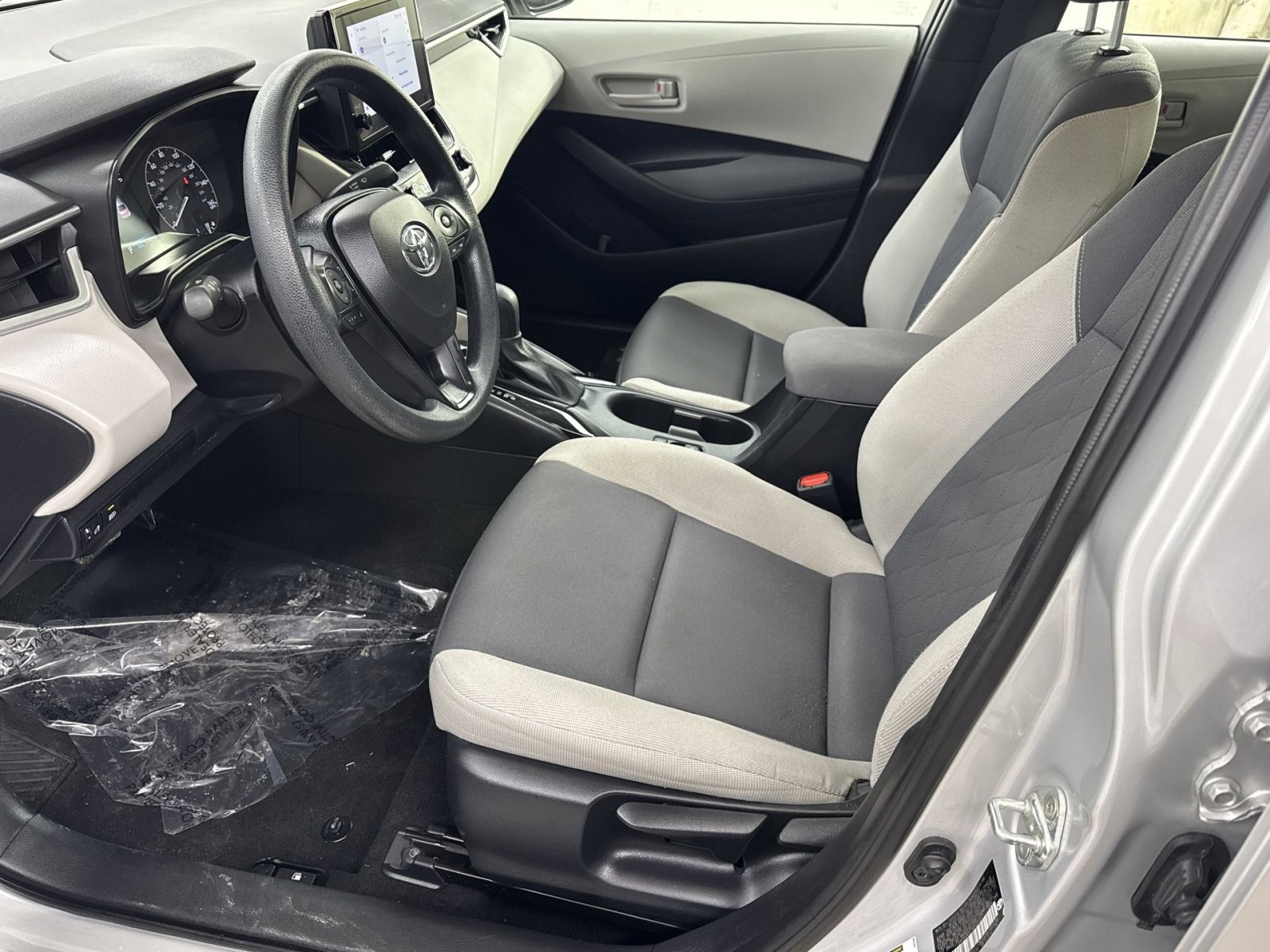 Used 2024 Toyota Corolla LE image 2