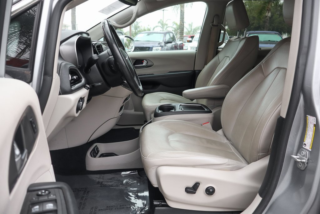 Used 2021 Chrysler Pacifica Touring-L FWD image 17