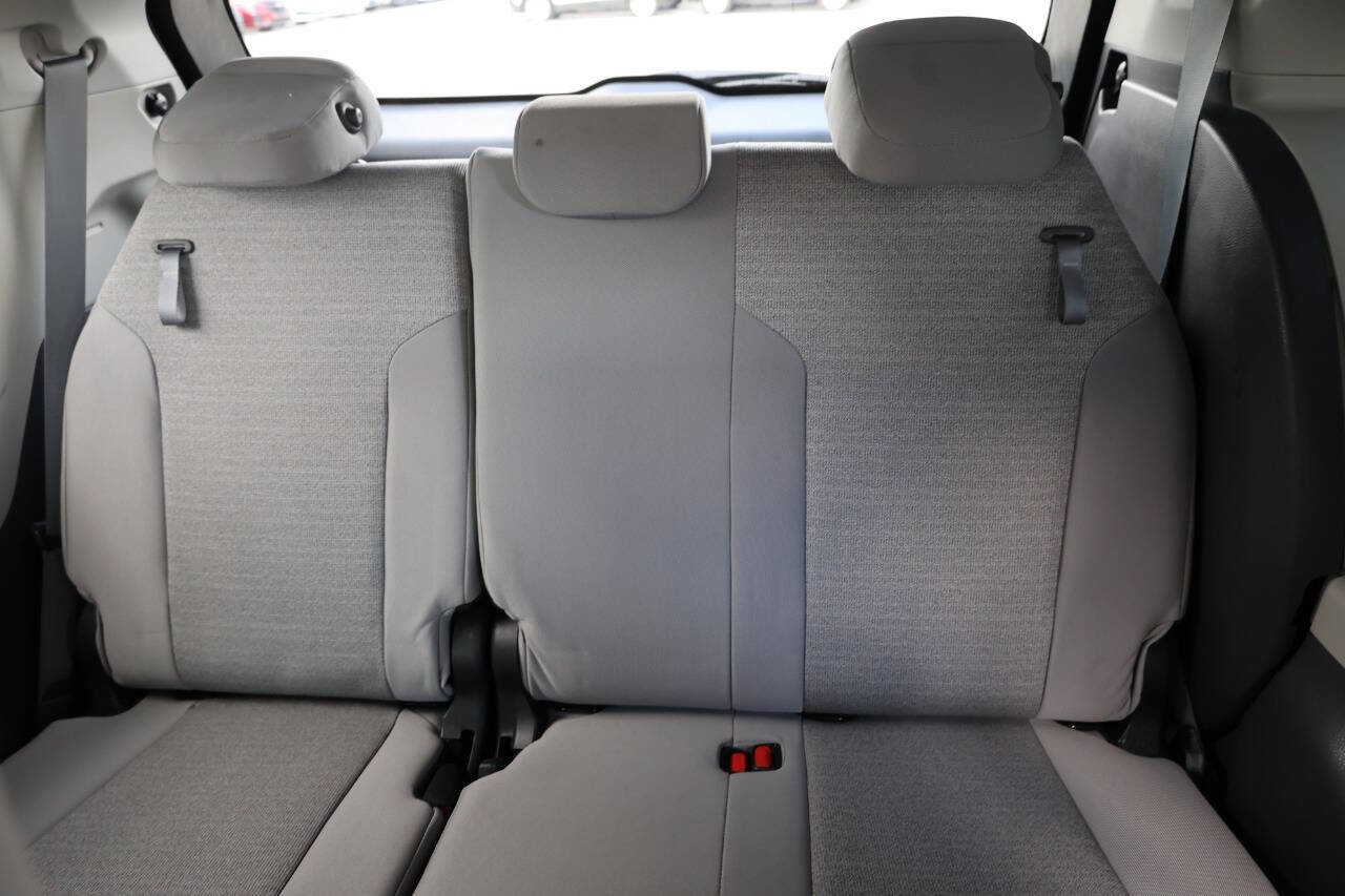 Used 2023 Toyota Sienna LE FWD image 17