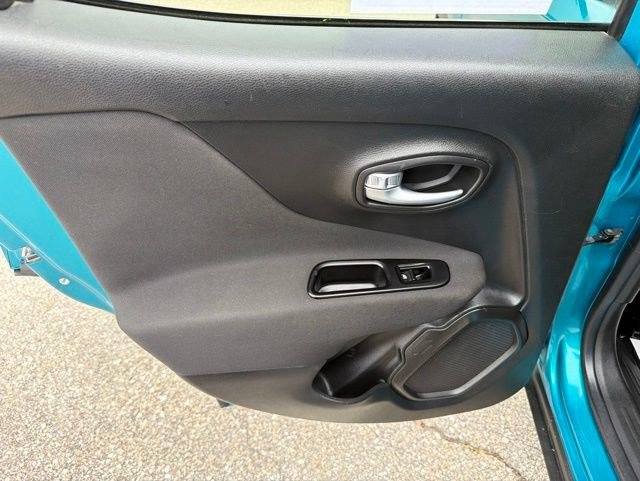 Used 2021 Jeep Renegade Latitude AWD/4WD image 13