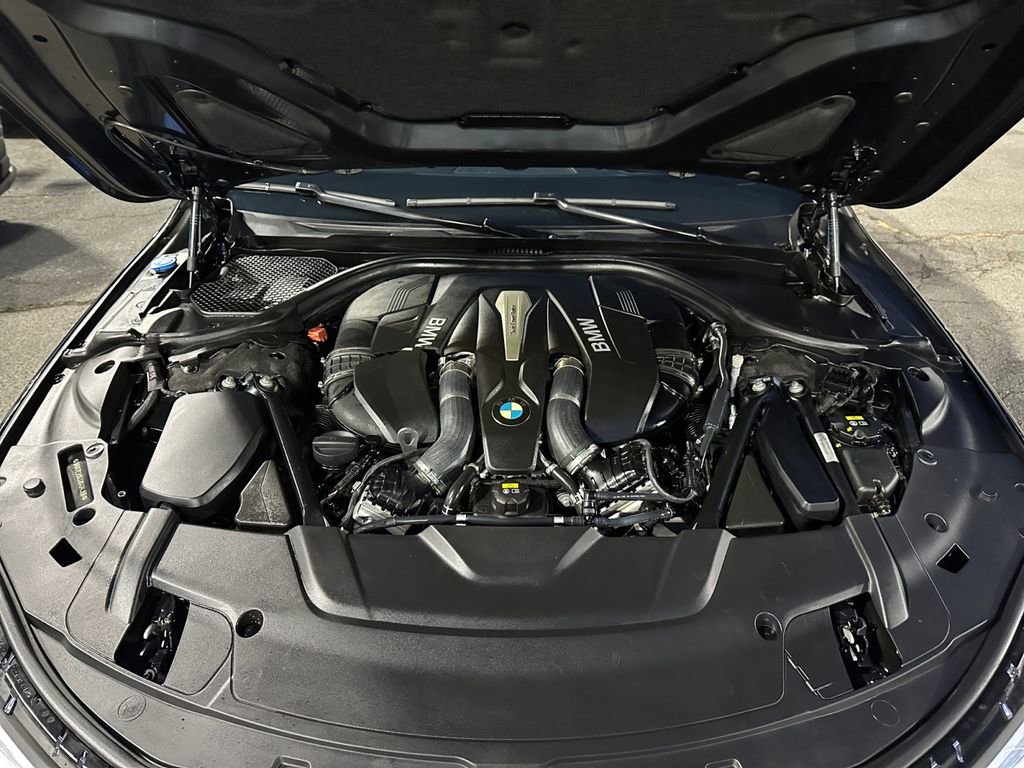 Used 2018 BMW 750i xDrive image 28