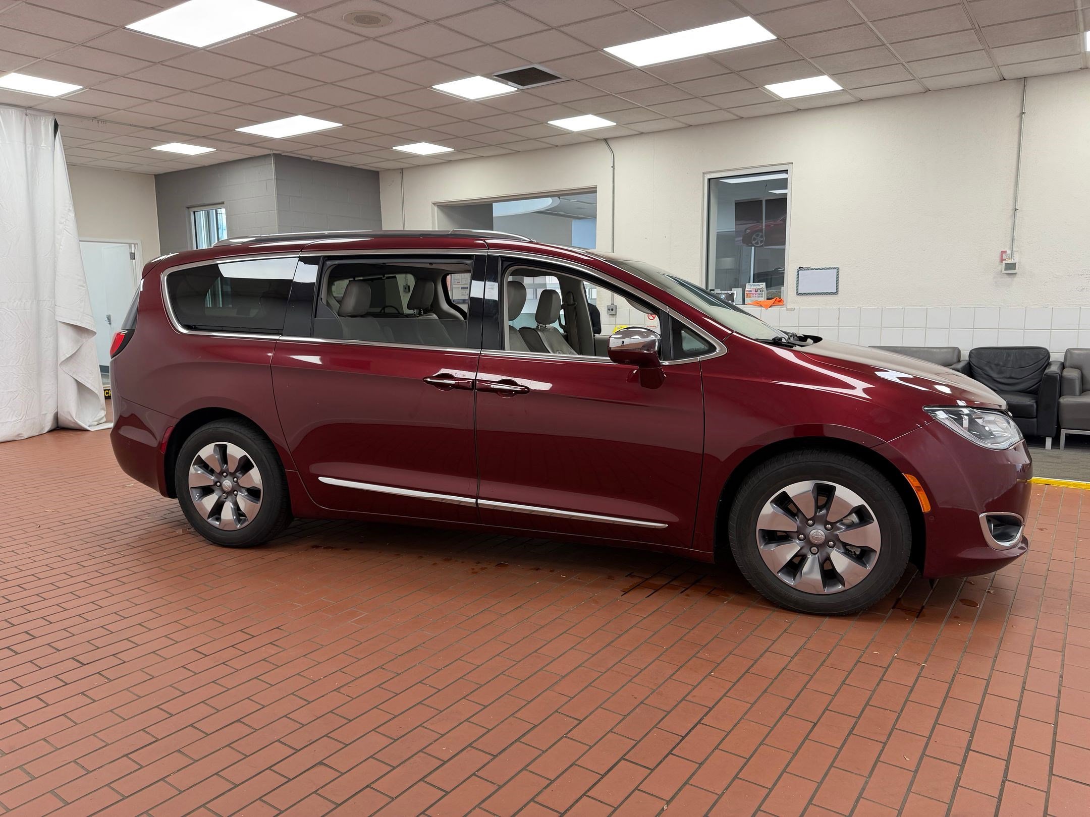 Used 2018 Chrysler Pacifica Limited w/ Advanced Safetytec Group image 8