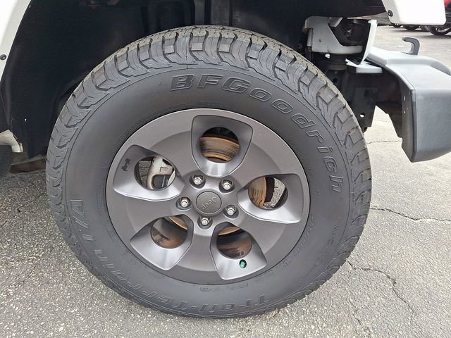 Used 2014 Jeep Wrangler Unlimited Sahara w/ Dual Top Group AWD/4WD image 8
