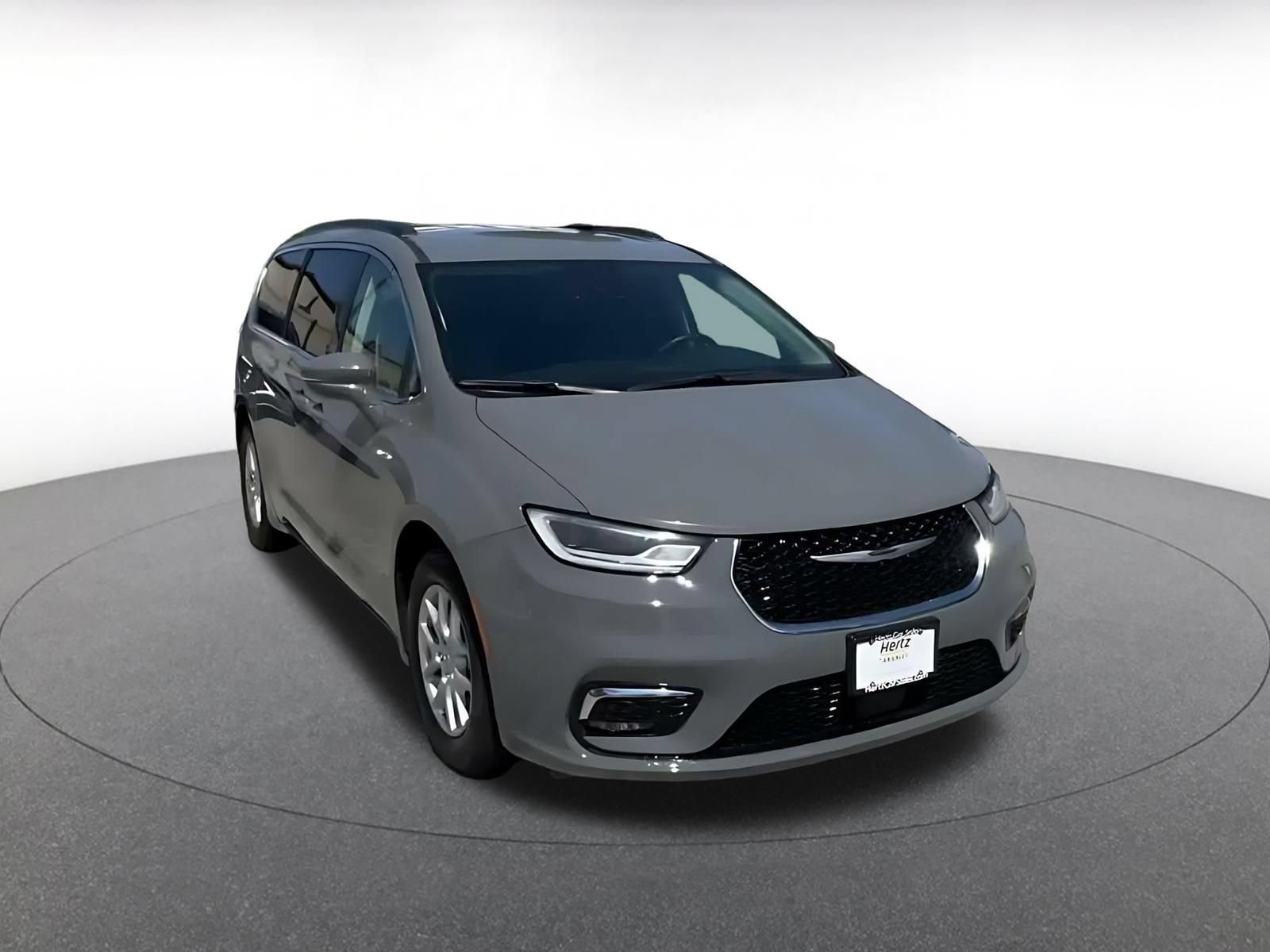 Used 2022 Chrysler Pacifica Touring-L FWD image 3