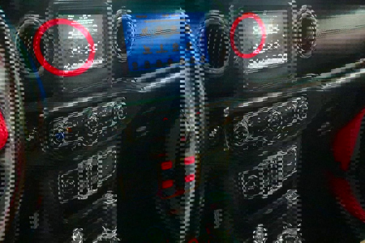 Used 2018 Jeep Wrangler Unlimited Sahara w/ Cold Weather Group image 20