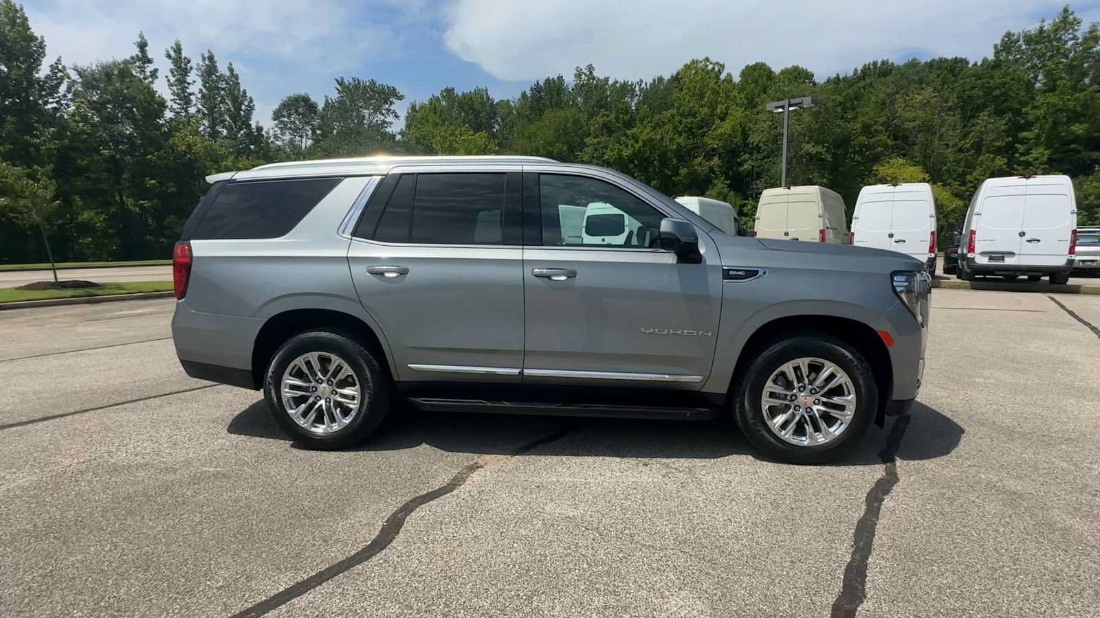 Used 2023 GMC Yukon SLT w/ SLT Luxury Package RWD image 9